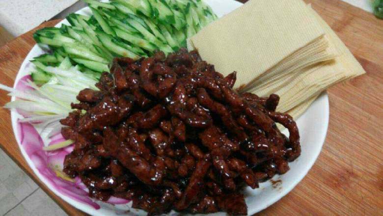 京酱肉丝,炒好的肉丝装盘。