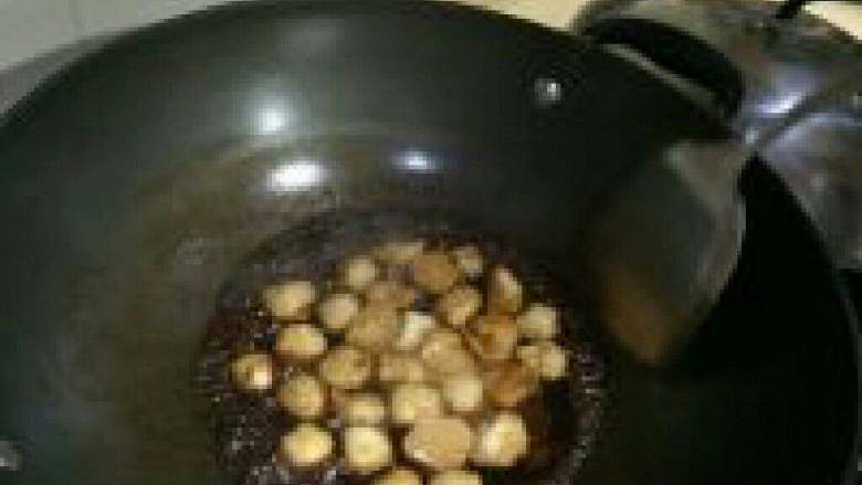 鲍汁墨鱼丸炒油麦菜,在锅内翻炒大概5分钟。