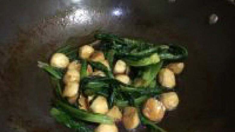 鲍汁墨鱼丸炒油麦菜,放入油麦菜炒3分钟左右 就可以上碟了。
