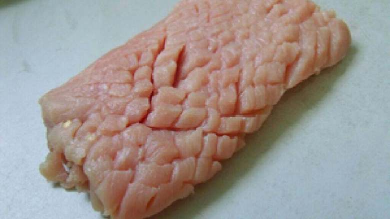 美味的菠萝古老肉,<a style='color:red;display:inline-block;' href='/shicai/ 11224'>猪里脊</a>一面斜切花刀,切好翻面再切一遍。然后切成一口大小的肉块。