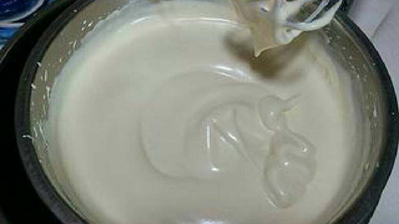 【蜂蜜海绵蛋糕】, 打发至粘稠,蛋糊滴落的痕迹不易消失为止;