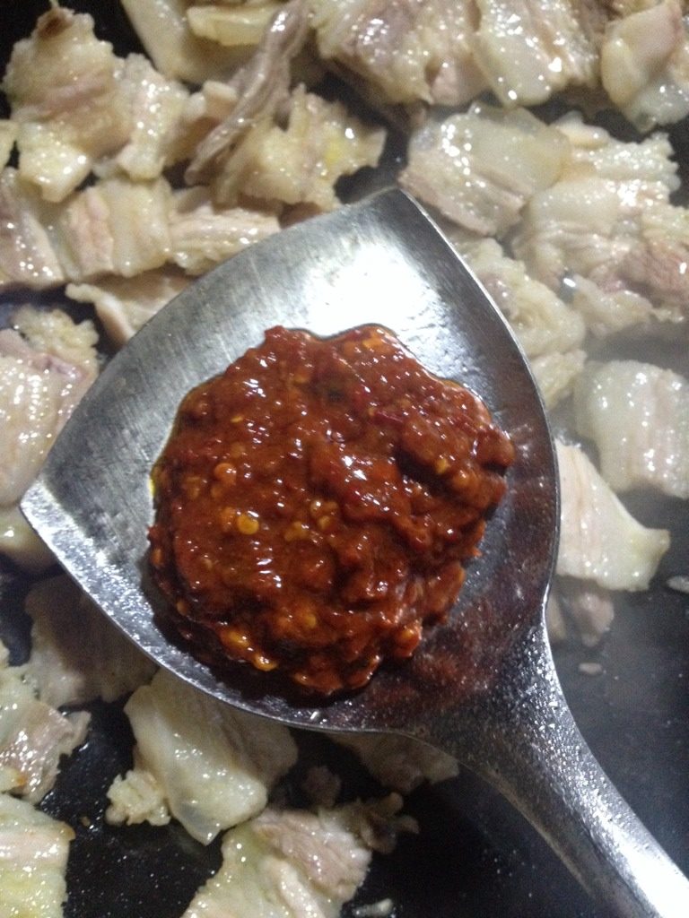 二荆条炒肉,猪肉变色后放入两勺<a style='color:red;display:inline-block;' href='/shicai/ 164'>豆瓣</a>