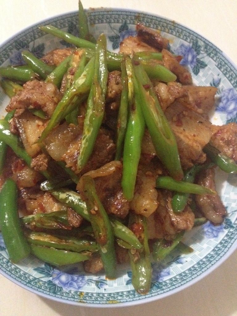 二荆条炒肉,炒至二荆条断生后即可出锅装盘