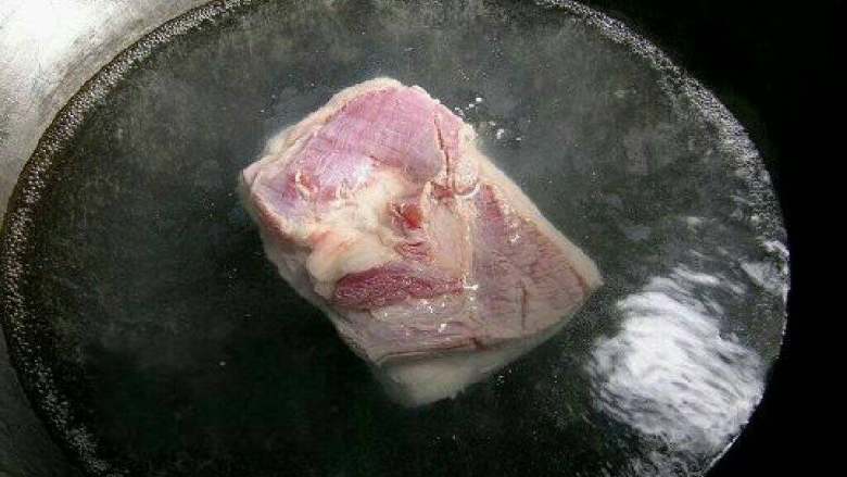特级厨师红烧肉制作方法揭秘, 接下来把五花肉放入锅中用大伙烧沸,改中火煮2分钟以去除血沫