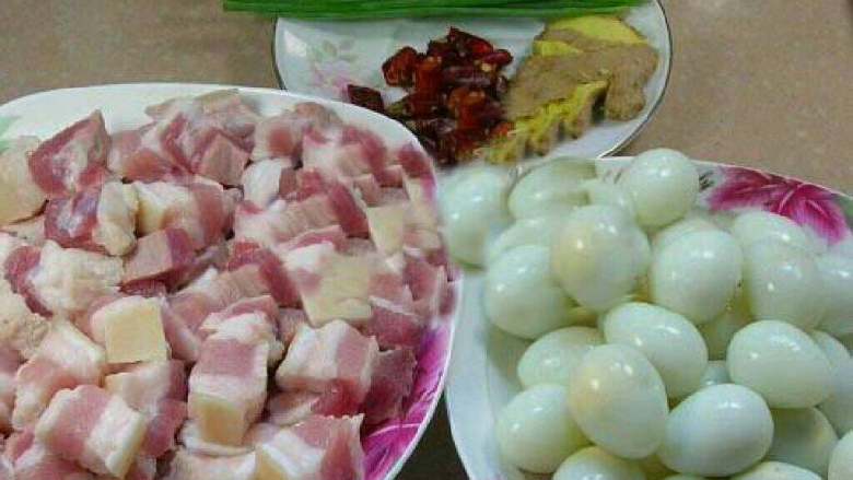 特级厨师红烧肉制作方法揭秘, 五花肉捞出后切成约一厘米见方的块（可依个人喜欢的大小切块）；鹌鹑蛋取出后用凉水浸泡约五分钟后去壳，用厨房用纸拭干水分；<a style='color:red;display:inline-block;' href='/shicai/ 2802'>老姜</a>拍破；<a style='color:red;display:inline-block;' href='/shicai/ 3232'>香葱</a>切成两段；<a style='color:red;display:inline-block;' href='/shicai/ 86474'>干辣椒</a>切段。