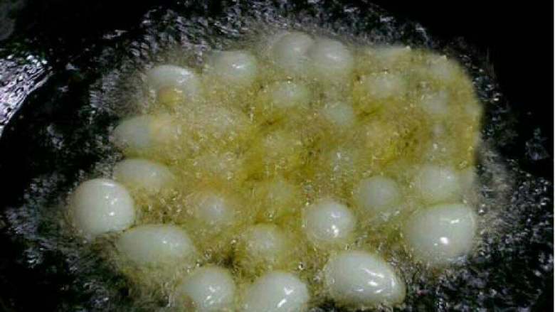 特级厨师红烧肉制作方法揭秘, 锅中放油烧至5成熟,下鹌鹑蛋用中小火慢炸