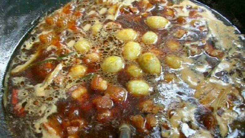 特级厨师红烧肉制作方法揭秘, 烧半小时后放入鹌鹑蛋、食盐。用大火烧沸后,改小火慢烧约1小时。