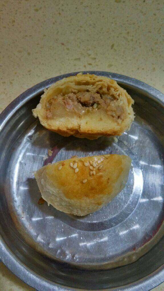 苏式榨菜鲜肉月饼,
把烤盘放进预热好的烤箱,180度,中层,烤20-25分钟,表面金黄色即可出炉。