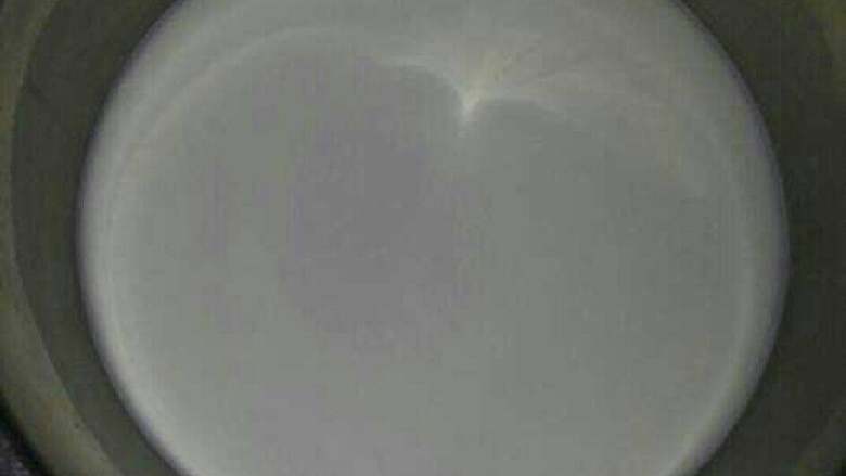 溜肉段烧茄子,沉淀的淀粉做糊儿,最好如果你晚上做,早上起来就把淀粉与水混合放置在阴凉处沉淀,在要做菜的时候把表面的多余水分倒掉. (好处,下锅炸时不嘣,吃起来口感更好!)淀粉与水的比例应该是大概是2比1