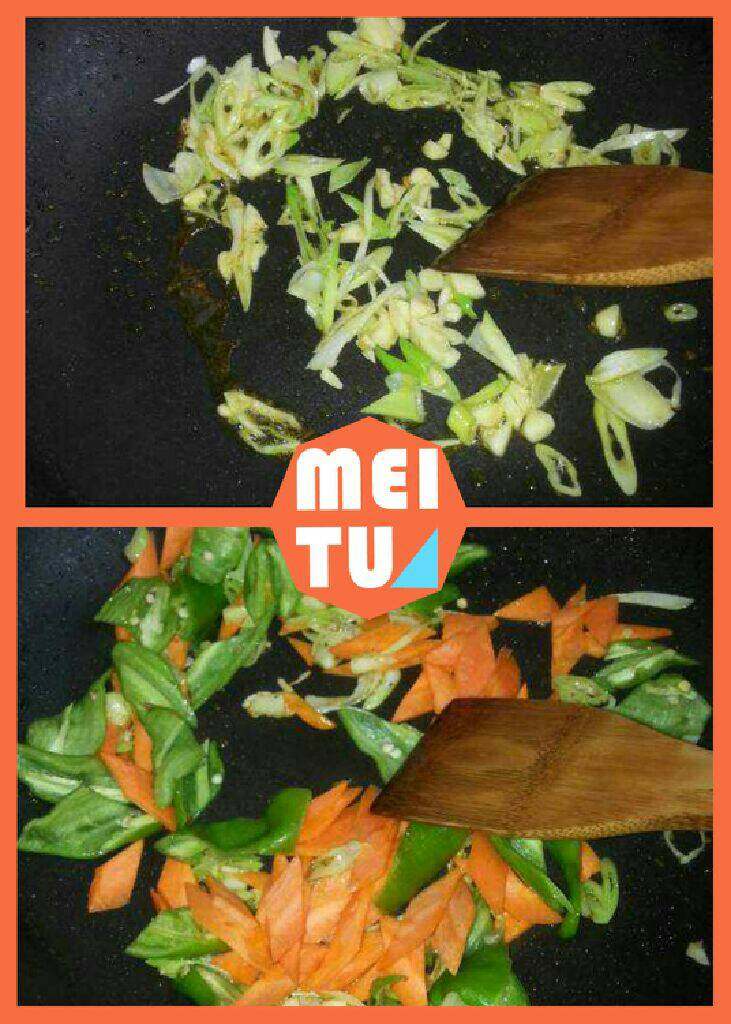 溜肉段烧茄子,留底油先爆香姜蒜,再倒入胡萝卜青椒翻炒