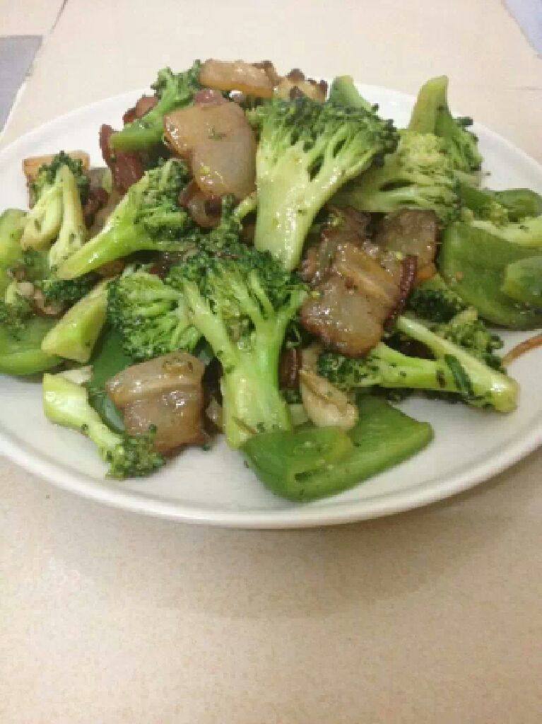 五花肉炒西兰花