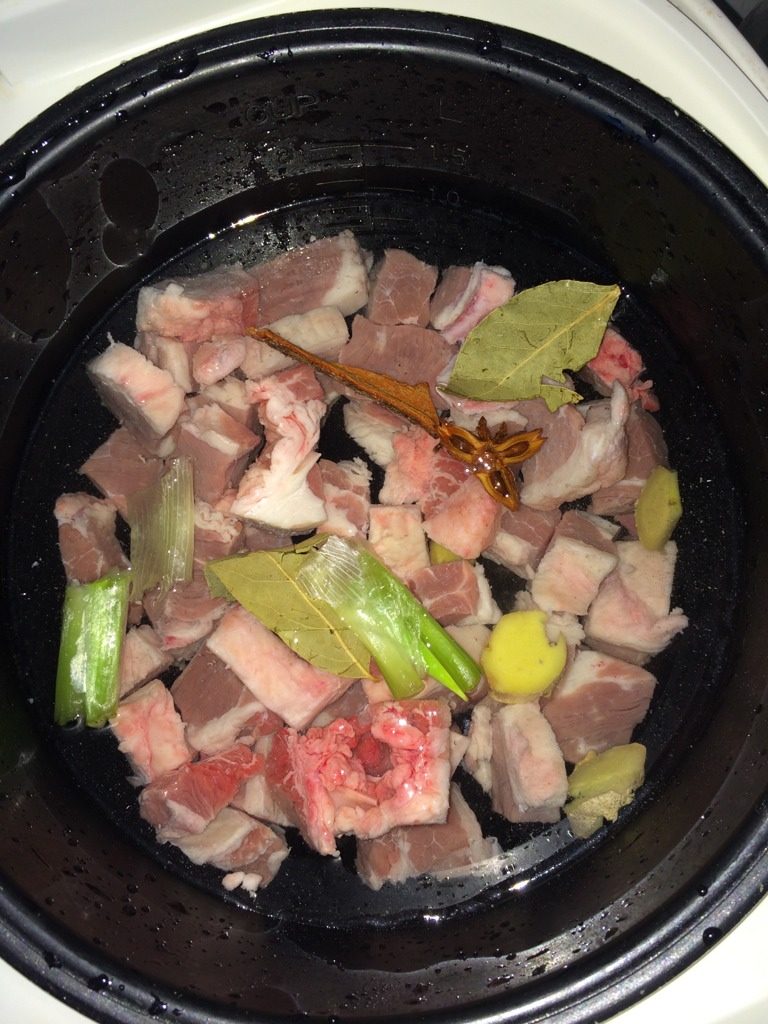 牛腩萝卜块,倒出血水,把肉放入电饭煲,加适量清水,八角,桂皮,香叶,葱姜,启动粥汤程序,直至结束