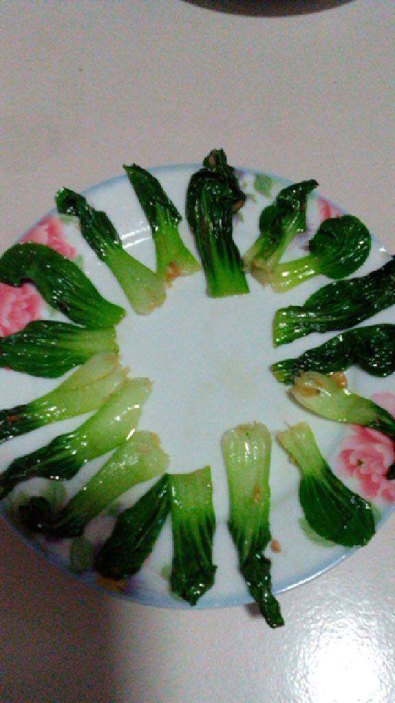 虾皮油菜,用筷子把叶子夹着摆盘子一圈，