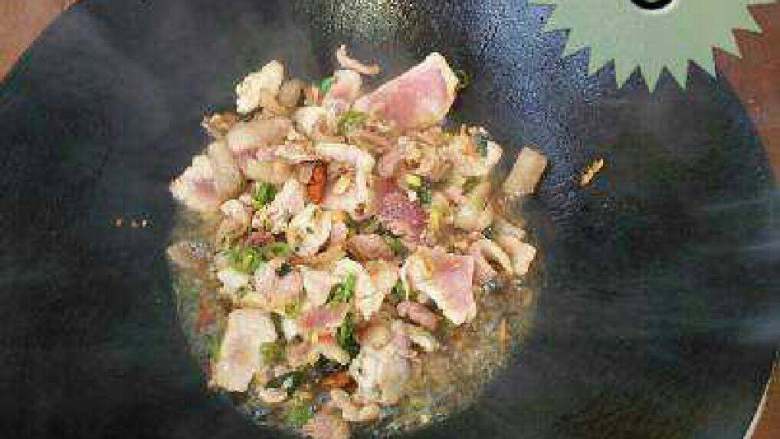 豆角焖面,再倒入<a style='color:red;display:inline-block;' href='/shicai/ 429'>瘦肉</a>翻炒，加入盐，姜蒜【可放入自己喜欢的料】