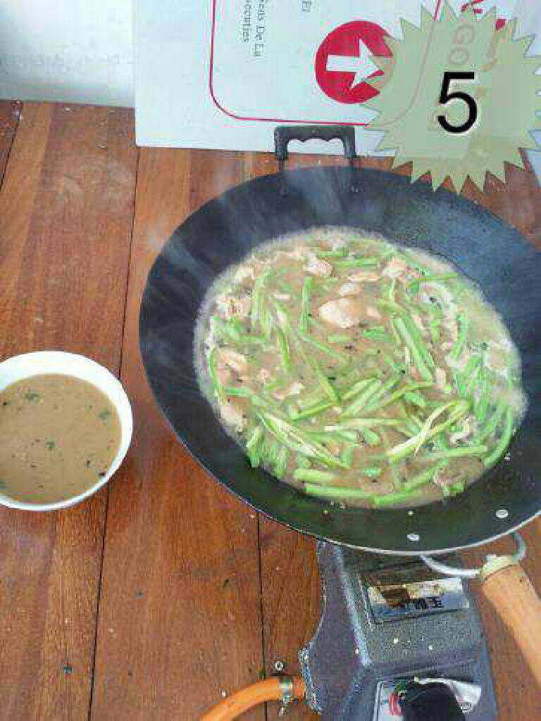 豆角焖面,加水没过菜。