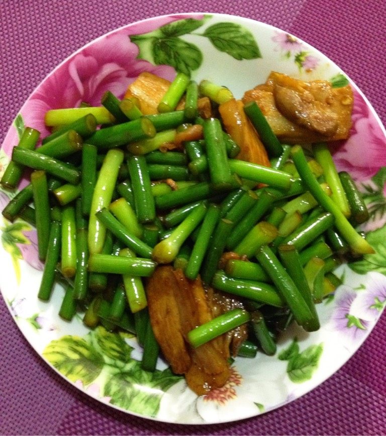 五花肉炒蒜薹
