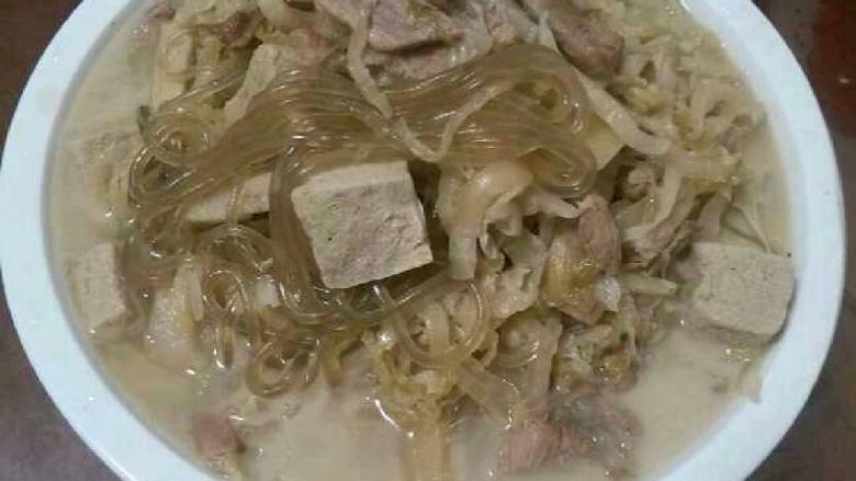 酸菜炖冻豆腐