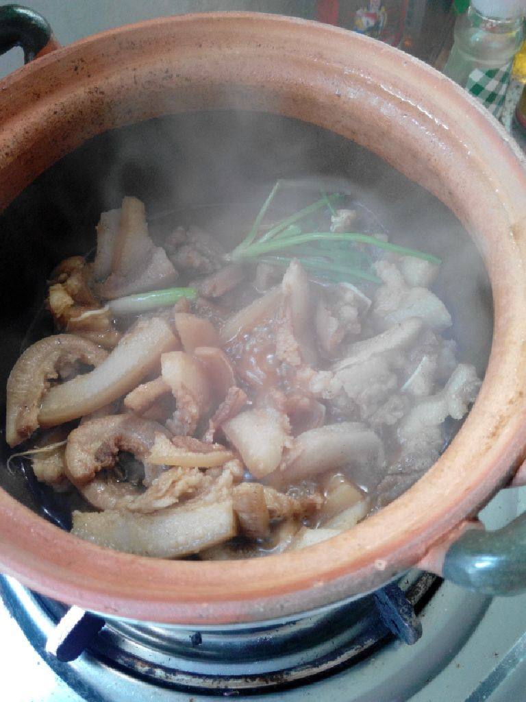 猪耳煲