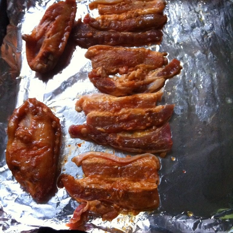 韩式烤五花肉,烤盘铺锡纸，刷一层油，放上五花肉
