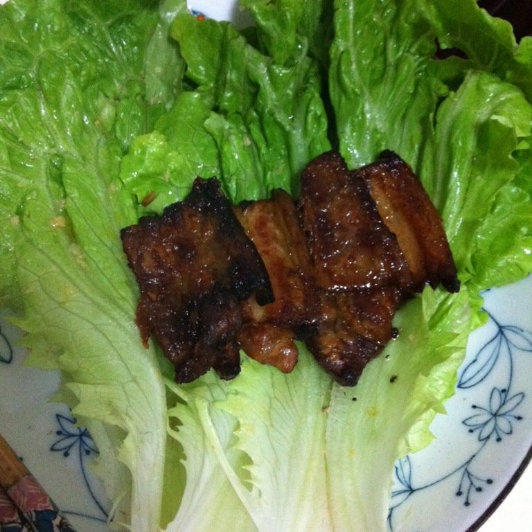 韩式烤五花肉,最后放在洗净的<a style='color:red;display:inline-block;' href='/shicai/ 121'>生菜</a>上就行啦