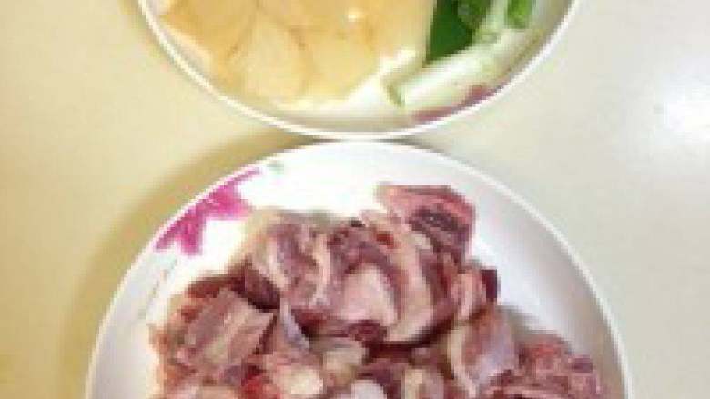 酸萝卜老鸭汤,鸭肉用清水泡一个小时,中途换两次水,这样可以去除血水!材料全部切小!