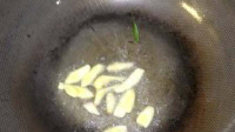 酸萝卜老鸭汤,油锅烧热,爆姜片!