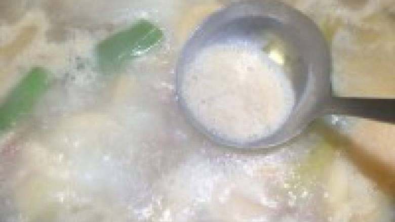 酸萝卜老鸭汤,倒入开水烧开后撇去浮末!