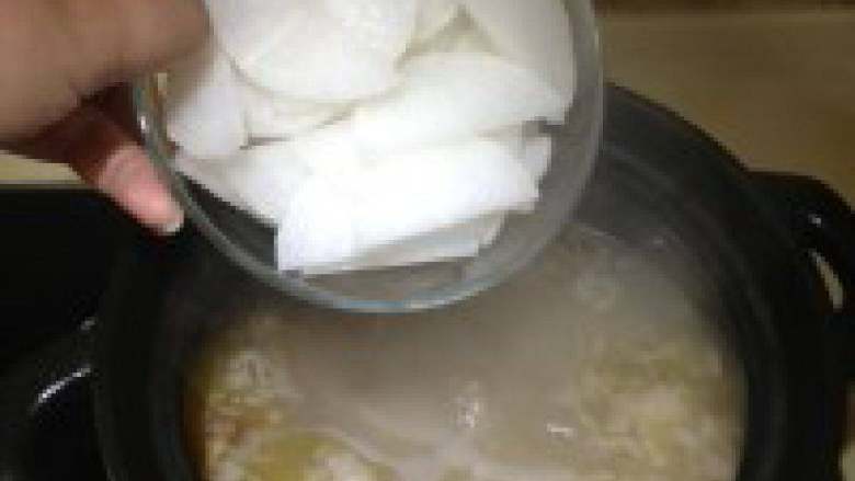 酸萝卜老鸭汤,将汤倒入汤煲内小火煲40分钟,出锅前放入白萝卜片煮熟后就可以出锅了!
