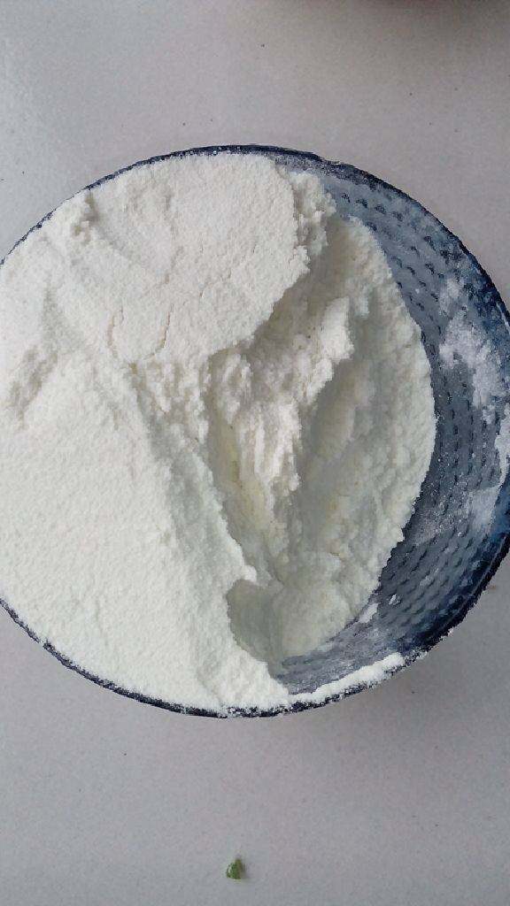 虾皮铜锣烧,加面粉，适量水调成面糊。