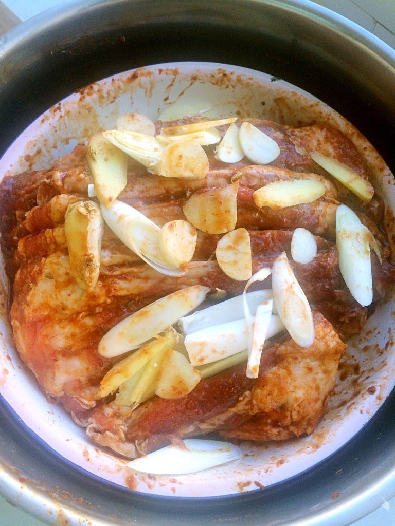 香酥烤羊排,<a style='color:red;display:inline-block;' href='/shicai/ 814'>蒜蓉辣酱</a>，<a style='color:red;display:inline-block;' href='/shicai/ 47006'>烧烤酱</a>，<a style='color:red;display:inline-block;' href='/shicai/ 135'>茴香</a>，葱姜蒜，<a style='color:red;display:inline-block;' href='/shicai/ 716'>孜然</a>腌制<a style='color:red;display:inline-block;' href='/shicai/ 330'>羊排</a>20分钟
