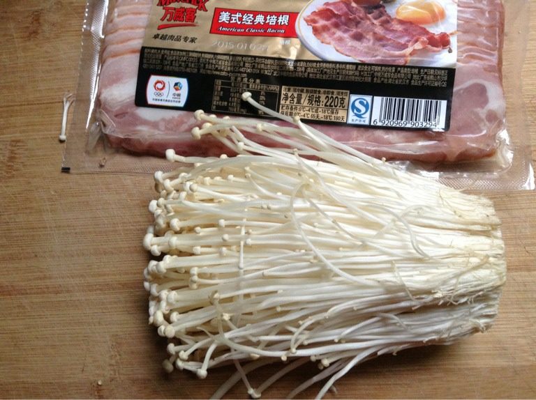 培根金针卷,如图准备食材，将<a style='color:red;display:inline-block;' href='/shicai/ 443'>培根</a>一块切二，<a style='color:red;display:inline-block;' href='/shicai/ 234'>金针菇</a>切切掉根部，洗净备用