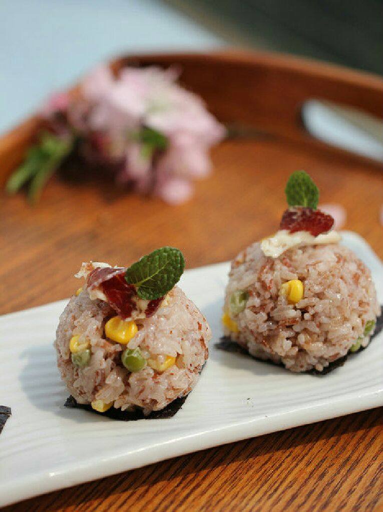 火腿红米肉松饭团