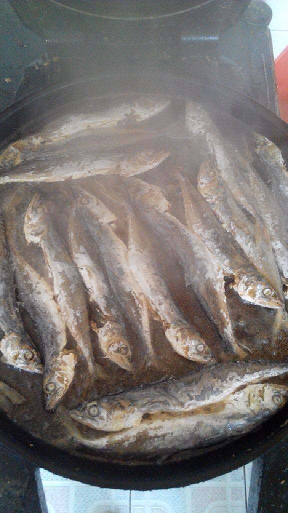 香酥咸鱼,将电饼铛预热,多刷上些油,然后将咸鱼摆入,再在上盖刷一层油。扣合上盖两面煎,中途开盖再刷在鱼身上一次油,然后翻面煎至微黄。