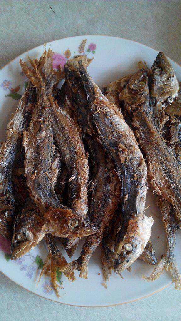 香酥咸鱼,关上电源,打开上盖,让其用余温将鱼煎酥,装入盘内即可。