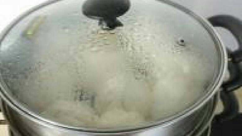 猪肉大包的做法, 蒸锅加入清水水开后放上蒸18分钟后再等5分钟打开出锅