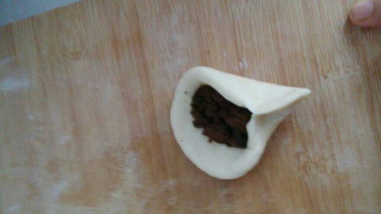 糖三角,对折,将边捏住到1/2处