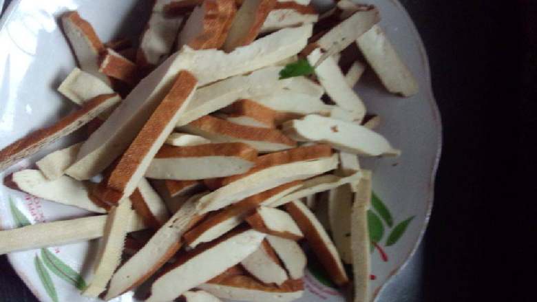 芹菜炒香干,把<a style='color:red;display:inline-block;' href='/shicai/ 125'>芹菜</a>   <a style='color:red;display:inline-block;' href='/shicai/ 473'>香干</a>切成条备用