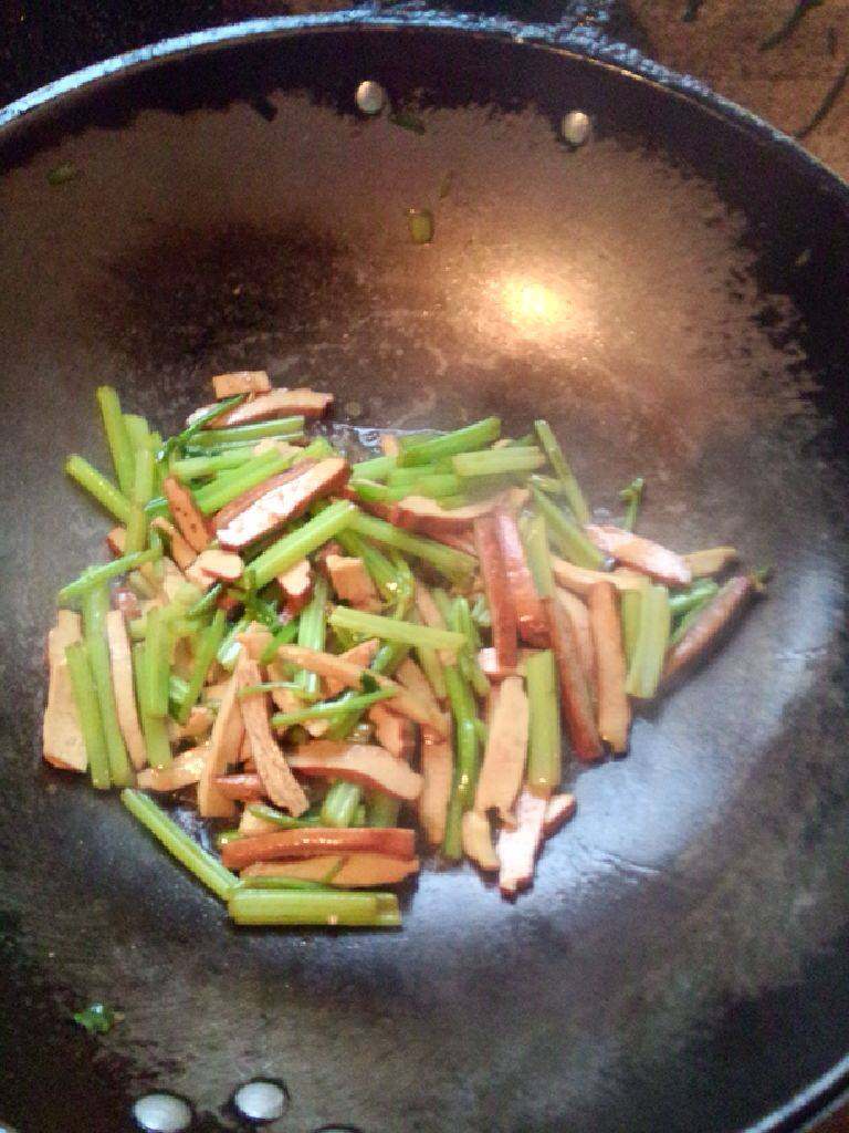 芹菜炒香干,香干翻炒一会在放入芹菜接着放一点味极鲜酱油  盐  调料