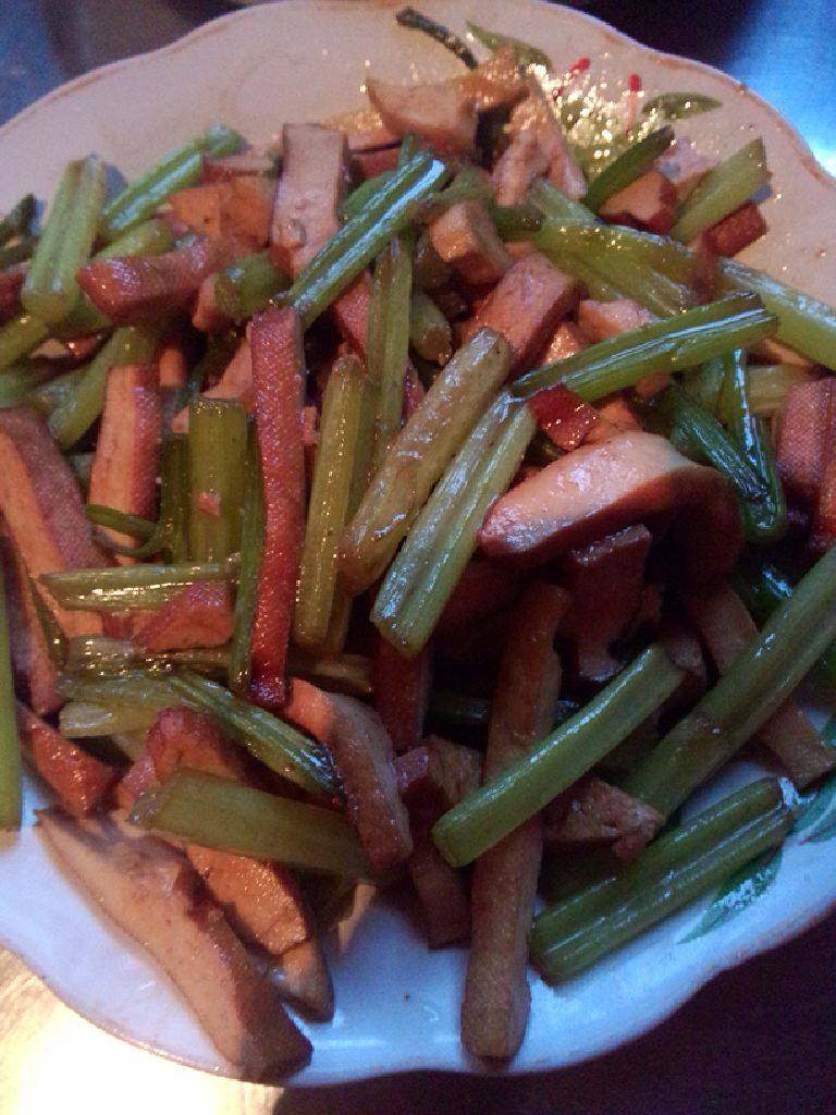 芹菜炒香干,最后放点鸡精就可以开吃啦