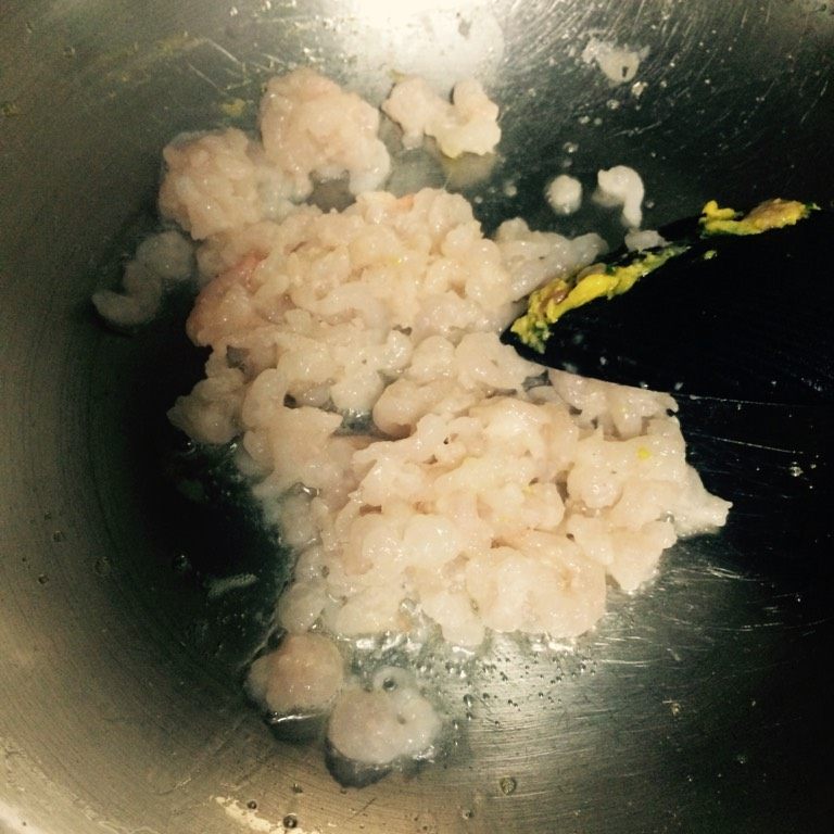 培根虾仁炒蛋,如图锅中再倒入少许油,下腌制好的河虾仁煸炒,至虾仁全部变色、粒粒分开;