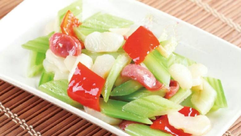 西芹百合草莓炒腊肉（川菜）