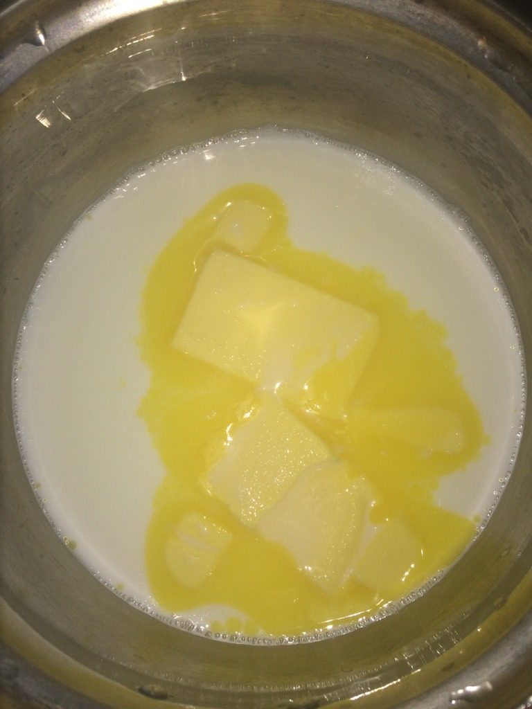泡芙球球,把黄油,水,盐和糖加热融化,烧开离火。