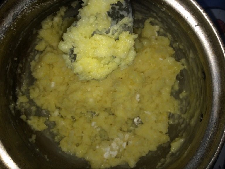 泡芙球球,筛入低筋粉,立即搅拌,小火加热,拌匀关火,即锅底出现薄膜之时