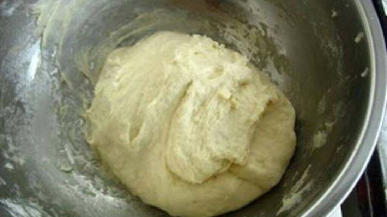 台湾手抓饼,稍晾点,加入凉水揉成面团,加入适量的油,揉成很软的面团。