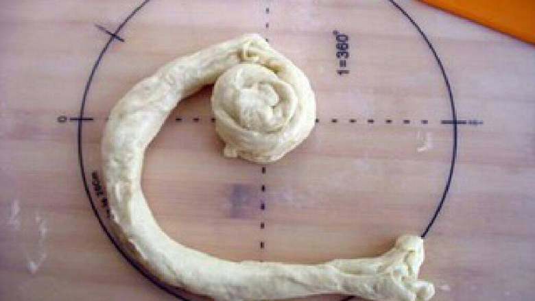 台湾手抓饼,拉长后,以一端为中心,旋转绕成一个圆饼。