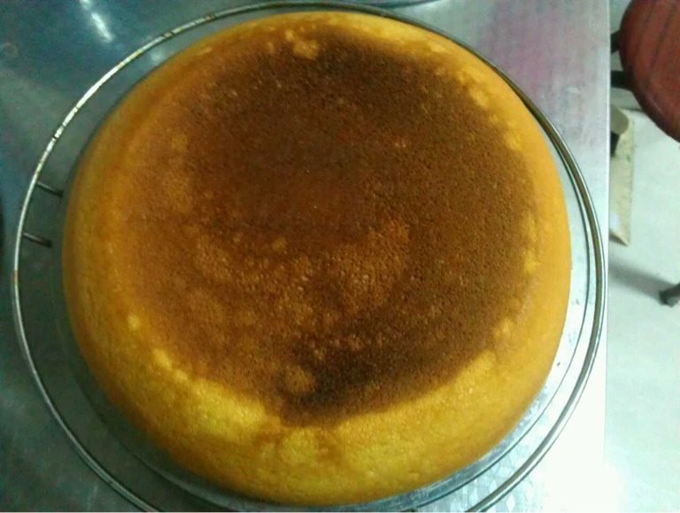 电饭锅发糕,蛋清用打蛋器打发起泡时加点糖，打到全部成糊在加糖，打成奶油固体状态，就发发好了，和面糊混合一起，先到一半，还用炒菜试上下搅拌均匀，再到另一半搅拌均匀既可，电饭锅热锅，锅热后底部末少许油，把弄好的面糊全部倒入，上面摆上自己喜欢的花样既可哦！按到煮饭键等到煮饭键好后，在闷20分钟，再按一次煮饭键在闷20分钟既可出锅，把锅倒扣就立马出来了，用刀切成自己喜欢的小块就可以吃了