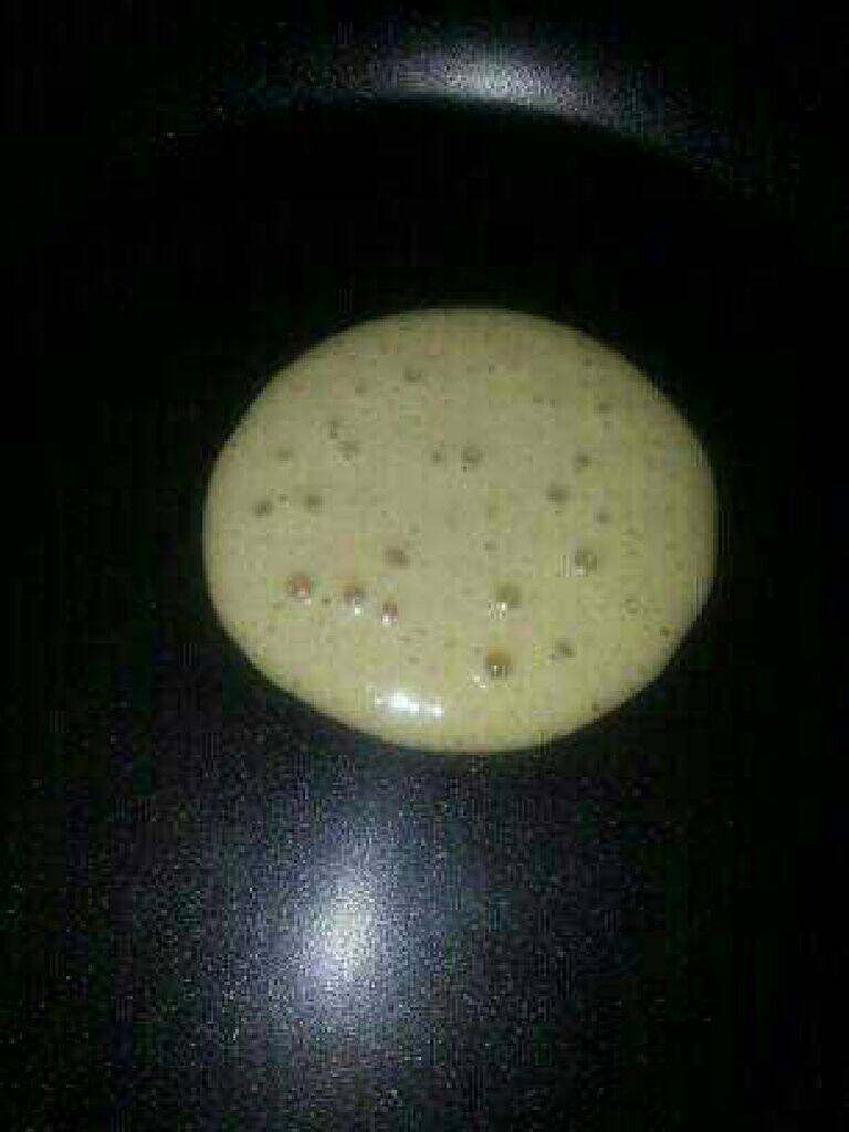 紫薯铜锣烧,静置至表面起小泡后翻面(约3分钟)