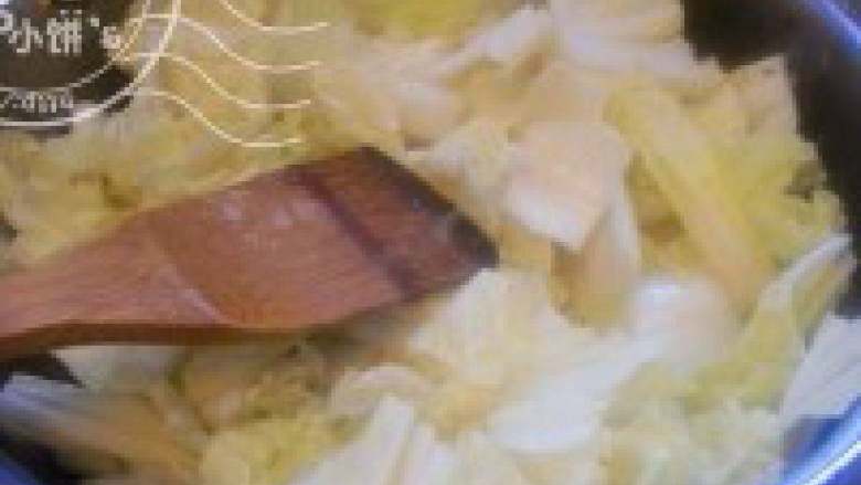 火腿炖白菜,起油锅(油一点点就够了)下入白菜翻炒