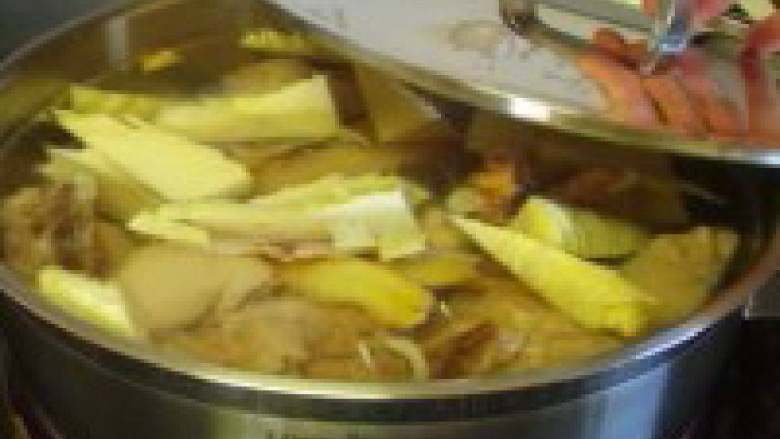 老鸭冬笋汤,将鸭肉、冬笋、火腿片、姜片一起放入锅里,一次性加入足够的温水