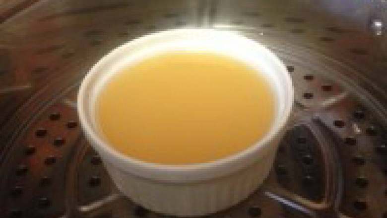 番茄鸡蛋羹,<a style='color:red;display:inline-block;' href='/shicai/ 9'>鸡蛋</a>打散,加入1.5~2倍的温水,打匀,用筛子过滤一遍,放入碗中。蒸锅的水烧开后,上锅改小火蒸,约15分钟